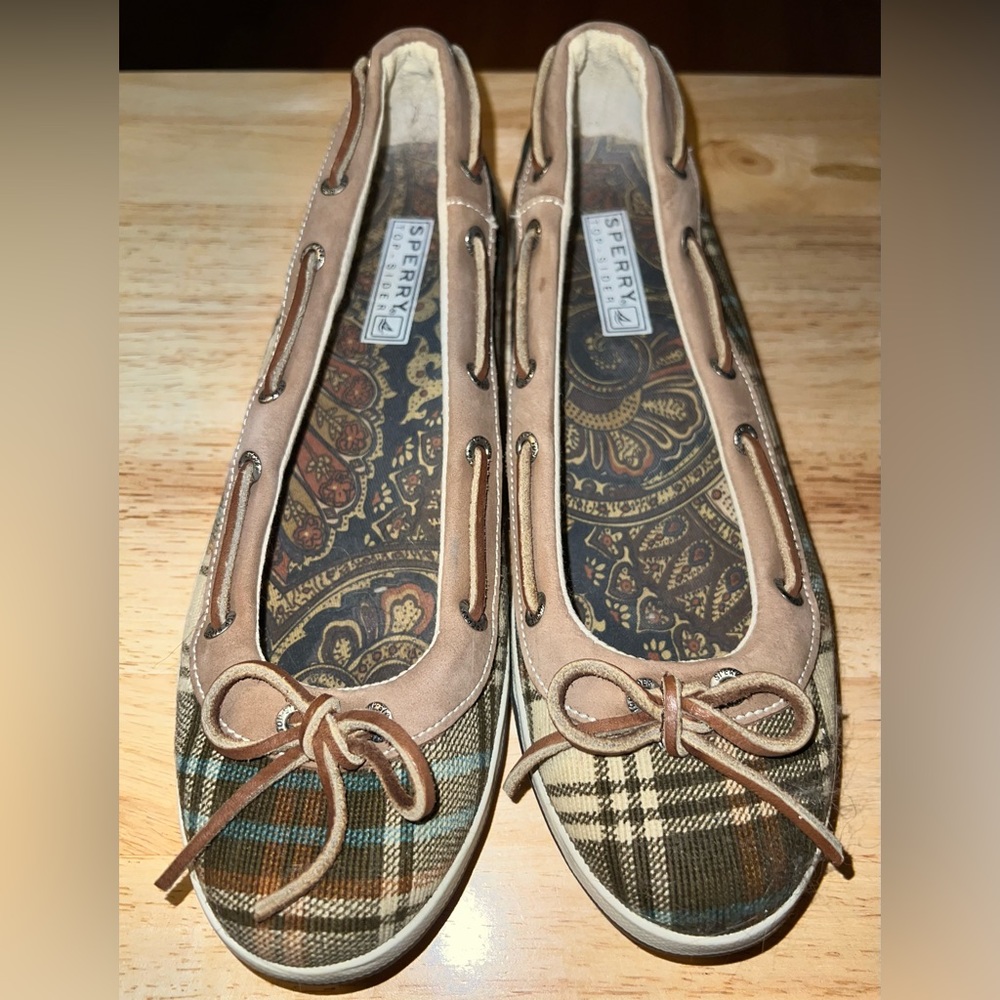 Women’s “Sperry” Like New Slip On plaid Loafers Size 8